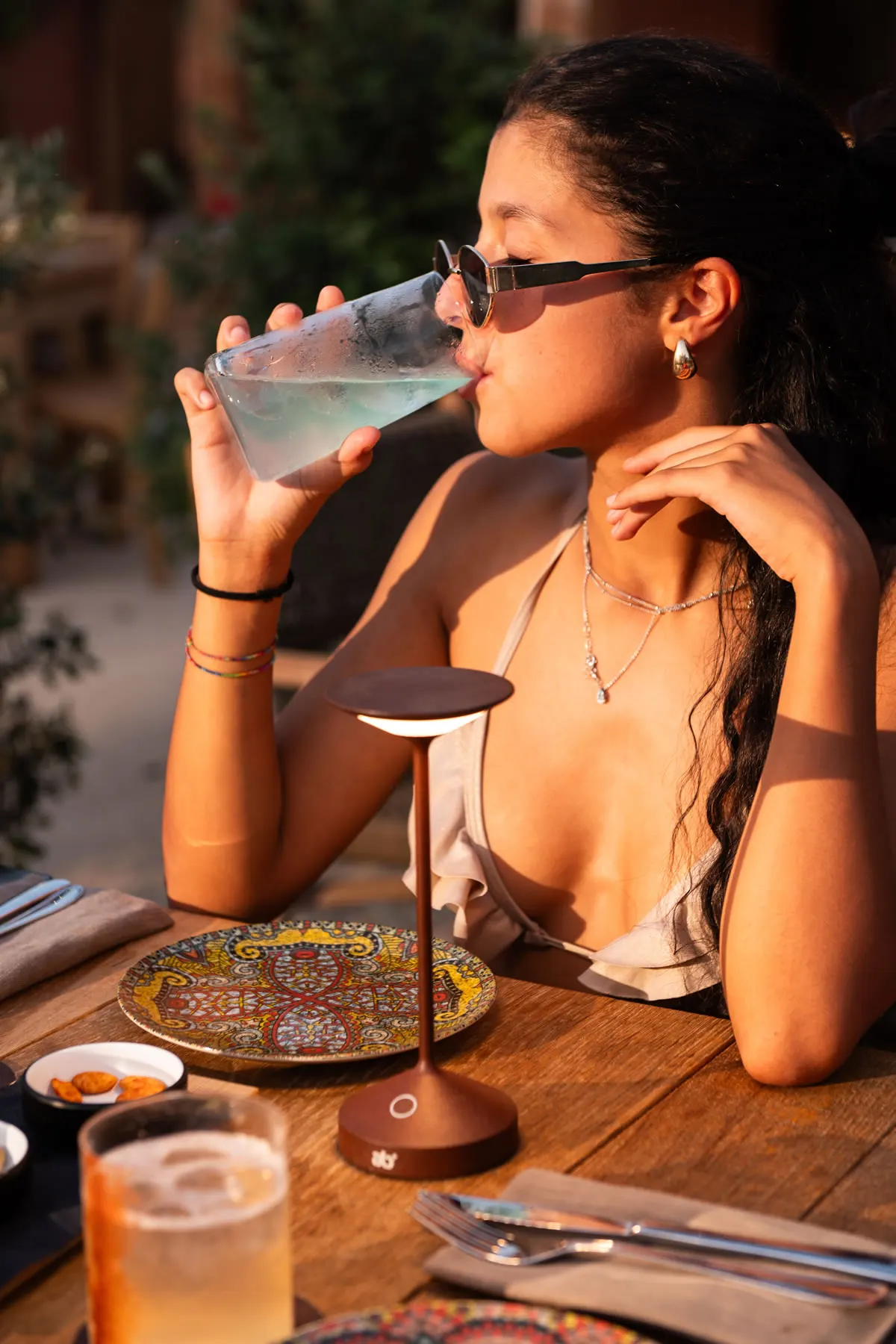Un'ospite sorseggia il suo drink al tavolo