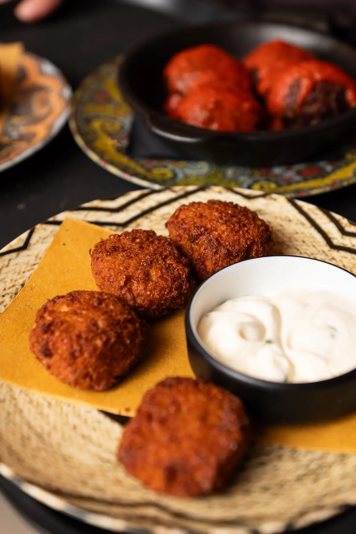 Fritti croccanti con salsa, visti dall'alto