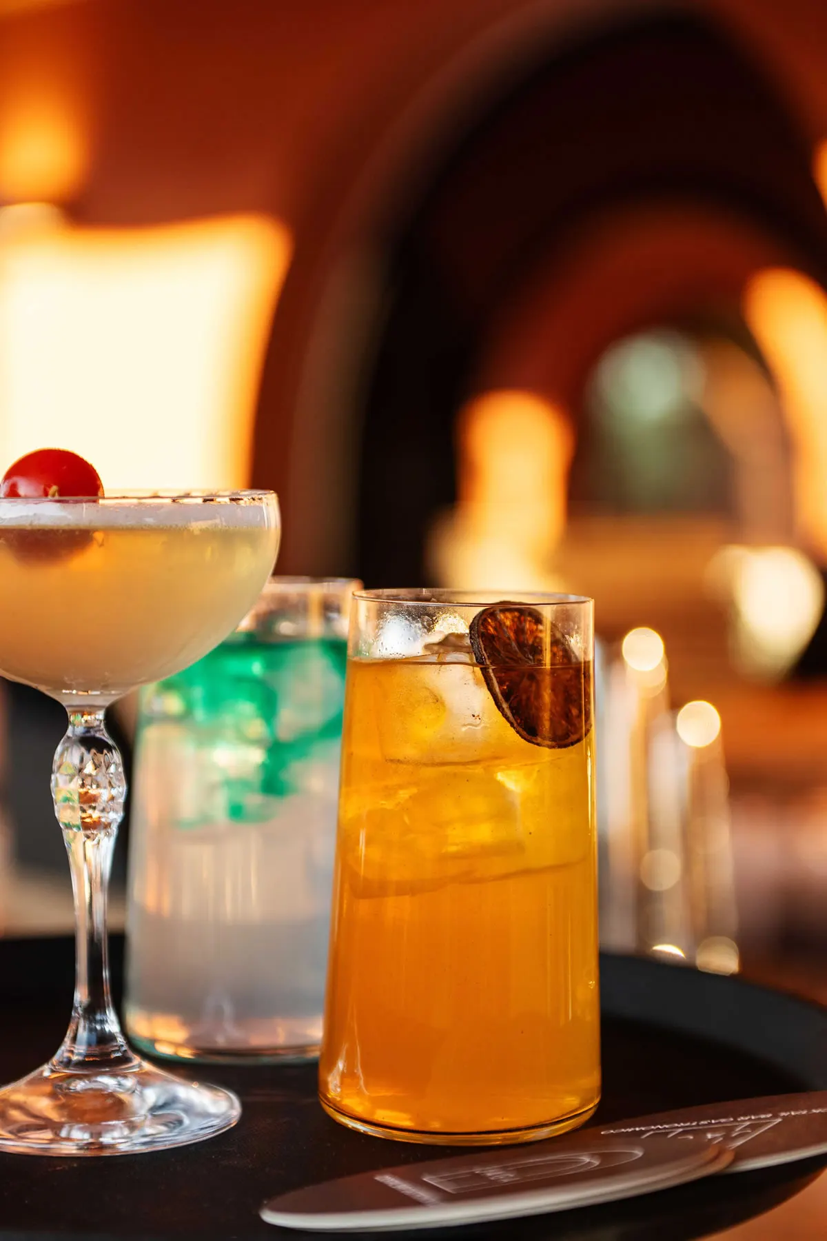 Due cocktail d'autore affiancati sul bancone
