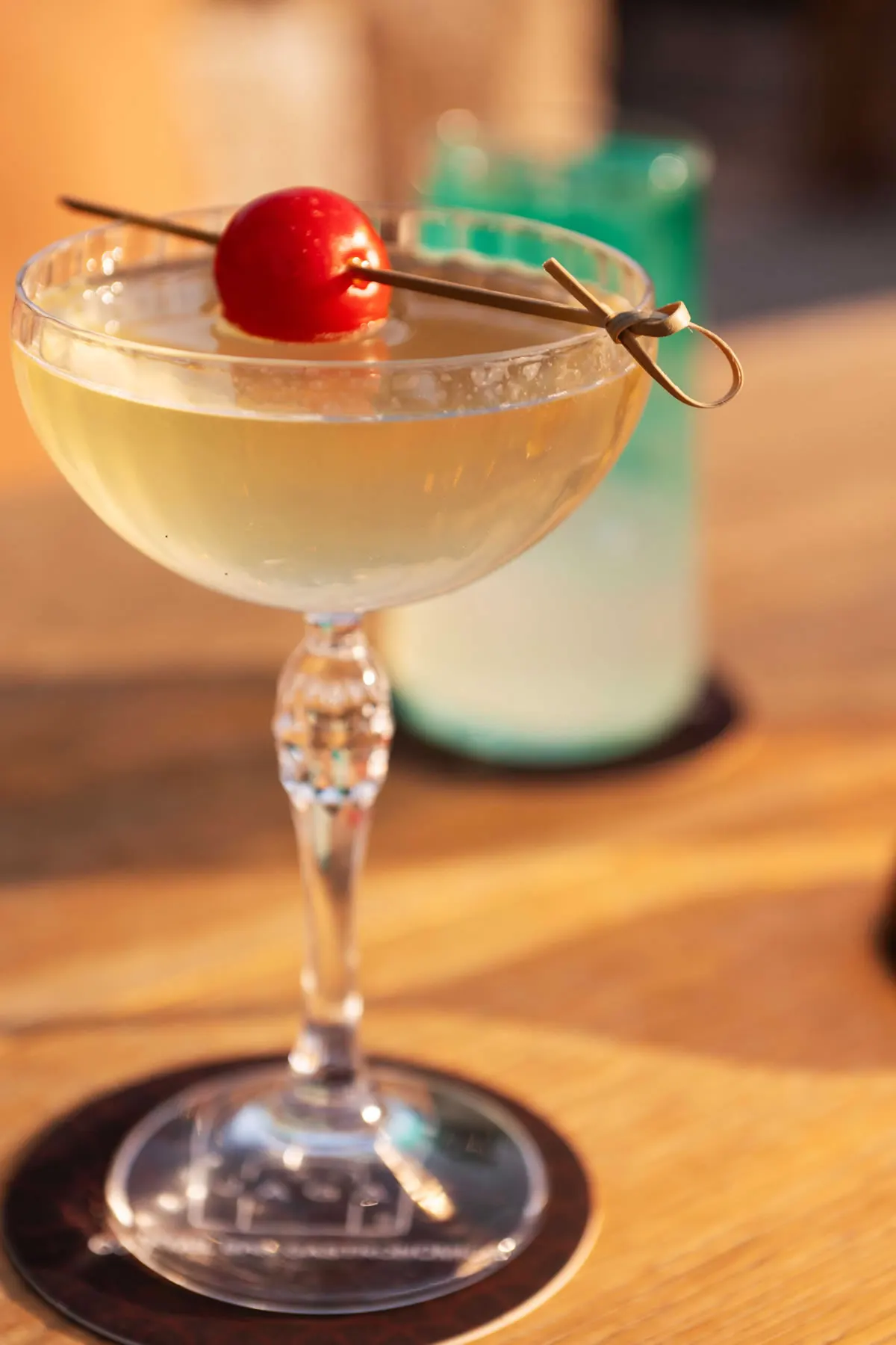 Coppa cocktail con ciliegina, servita ben fredda