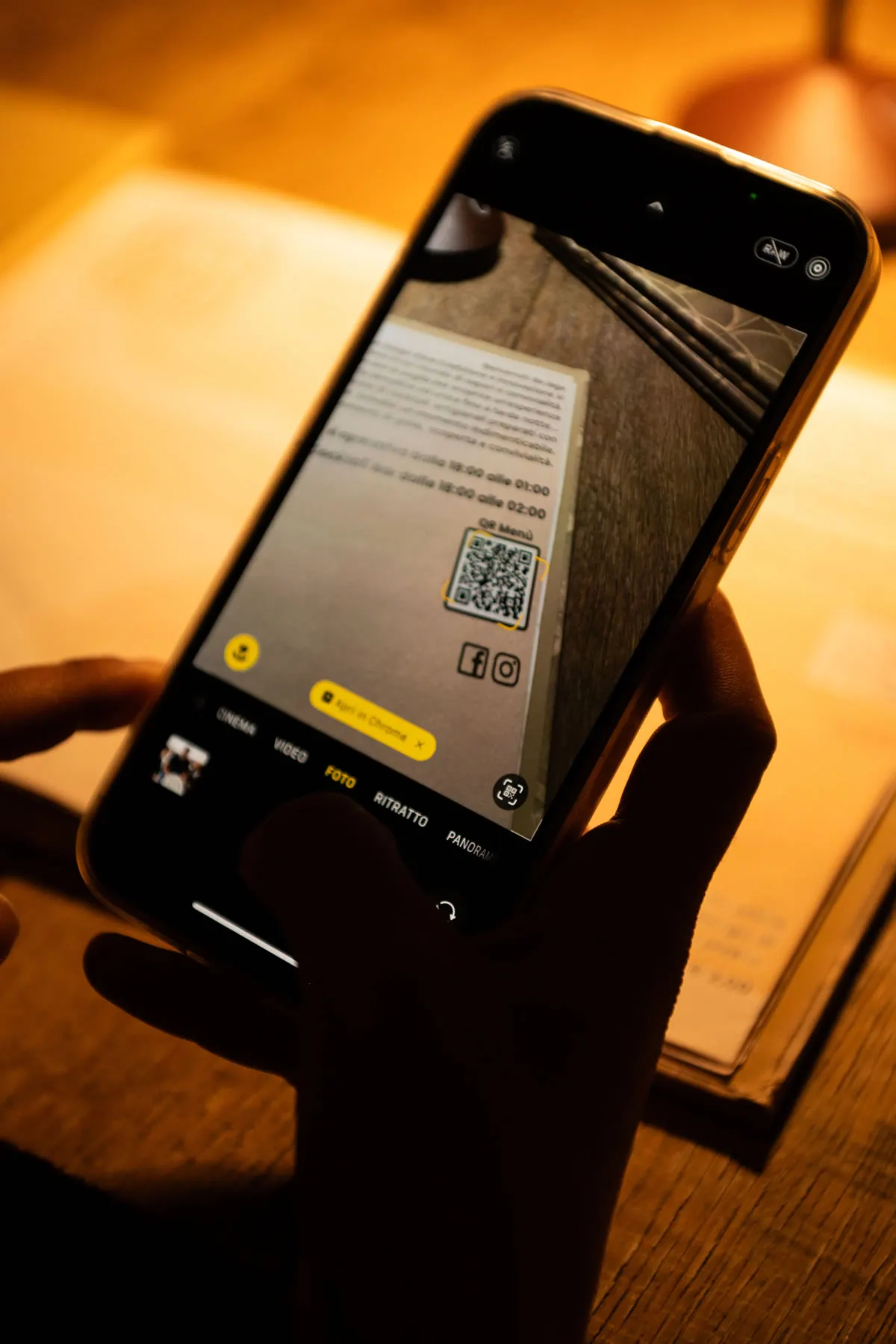 Il menù digitale si apre dallo smartphone con il QR code