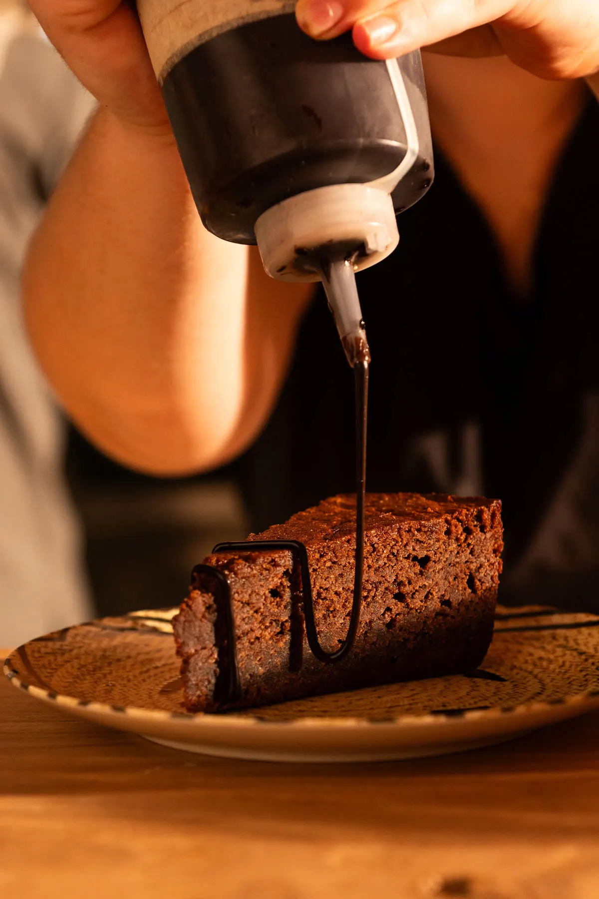 Cioccolato caldo colato sul dolce al momento del servizio