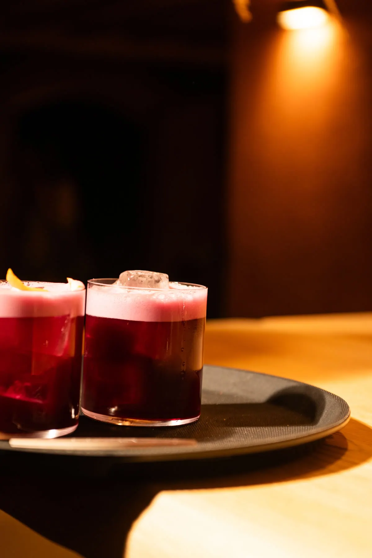 Due cocktail color rubino nella penombra della sera