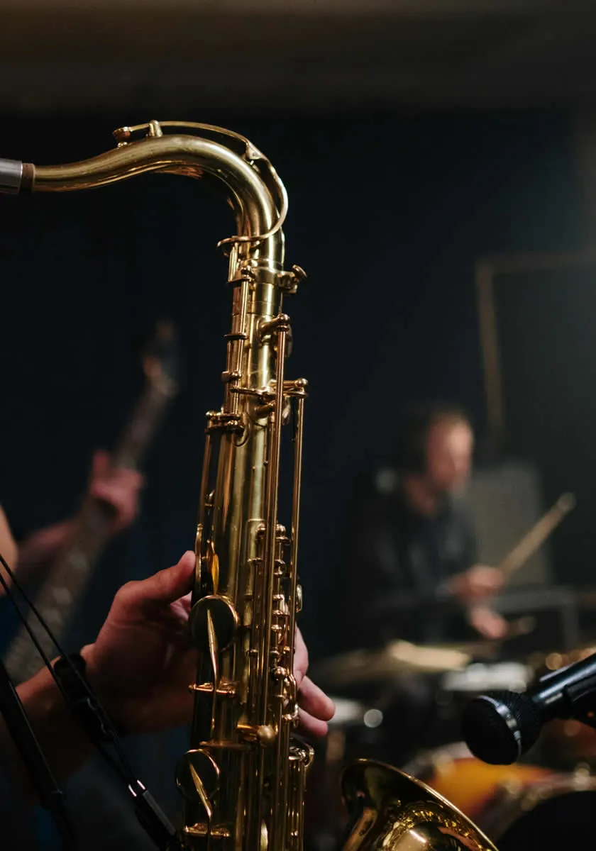 Il sassofono in primo piano durante una performance live nella notte di Jaga